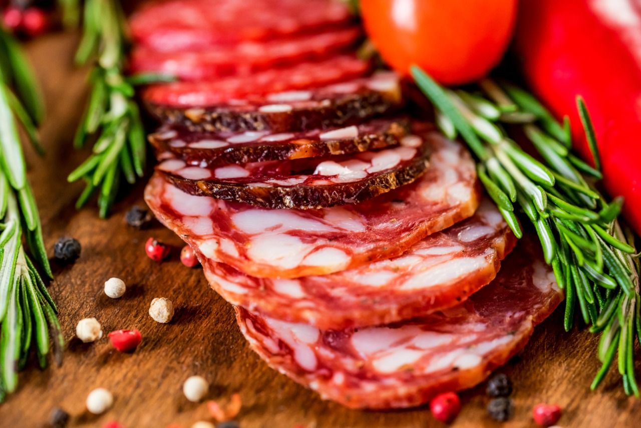 Como funciona o processo de defumação de embutidos? Conheça técnica que realça o sabor dos alimentos tradicionalmente defumados