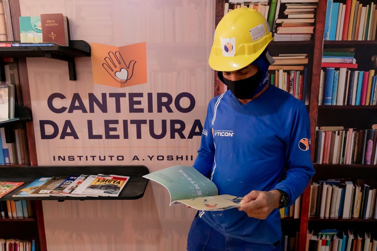 Projeto social disponibiliza livros em obras de construtora
