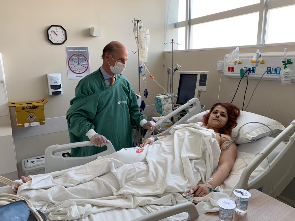 Jovem passa por cirurgia para retirada de tumor de 30 kg e volta a fazer planos