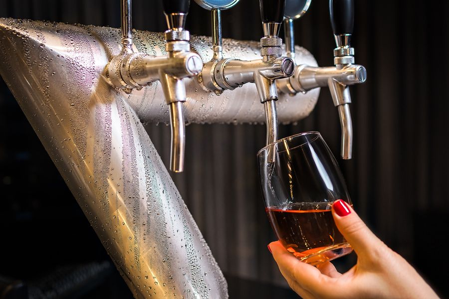 Noites de inverno curitibanas "esquentam" com música ao vivo e experiência enogastronômica com vinhos de torneira