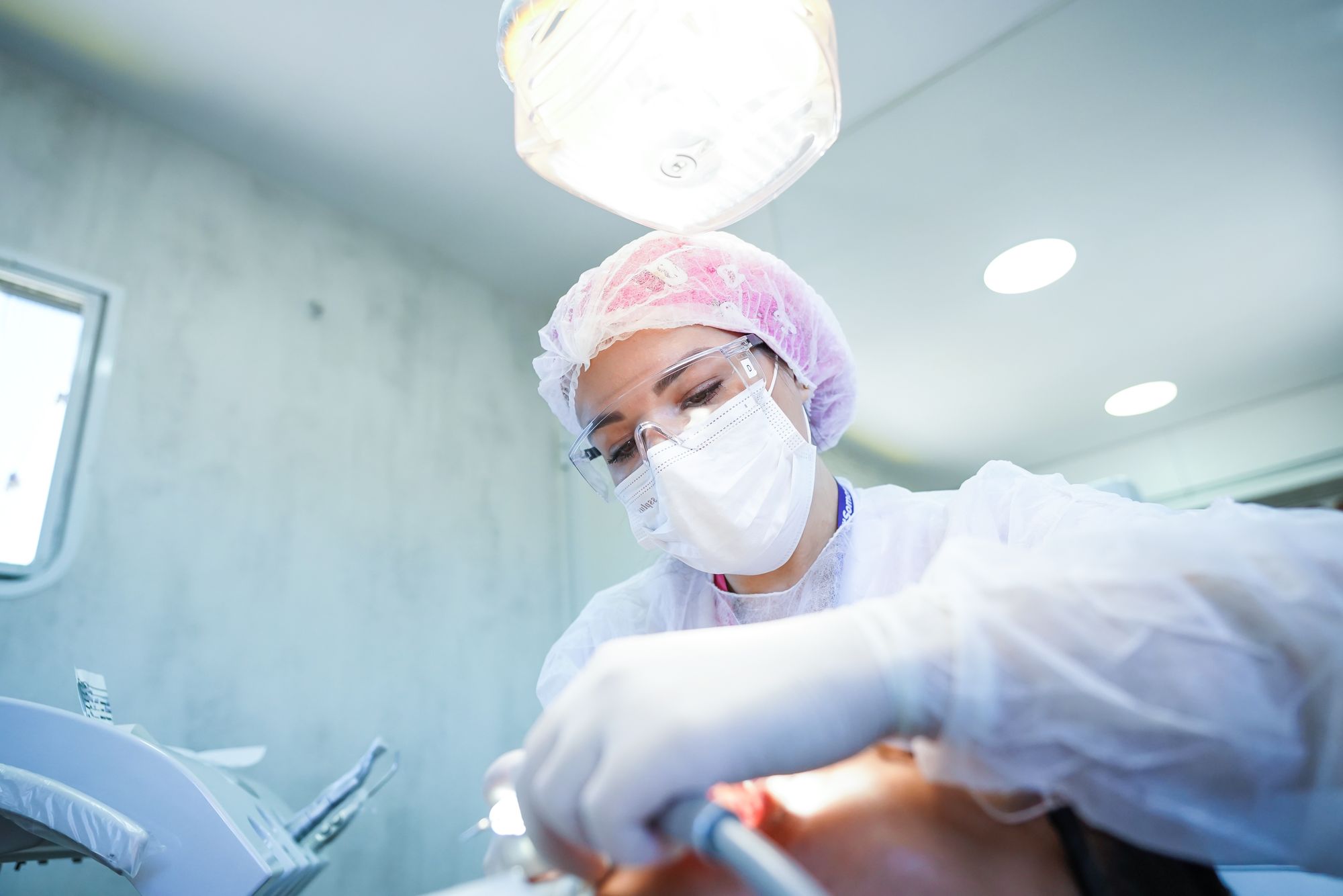 Pesquisa indica que pacientes com alinhadores transparentes têm melhor saúde bucal, em comparação com quem usa braquetes