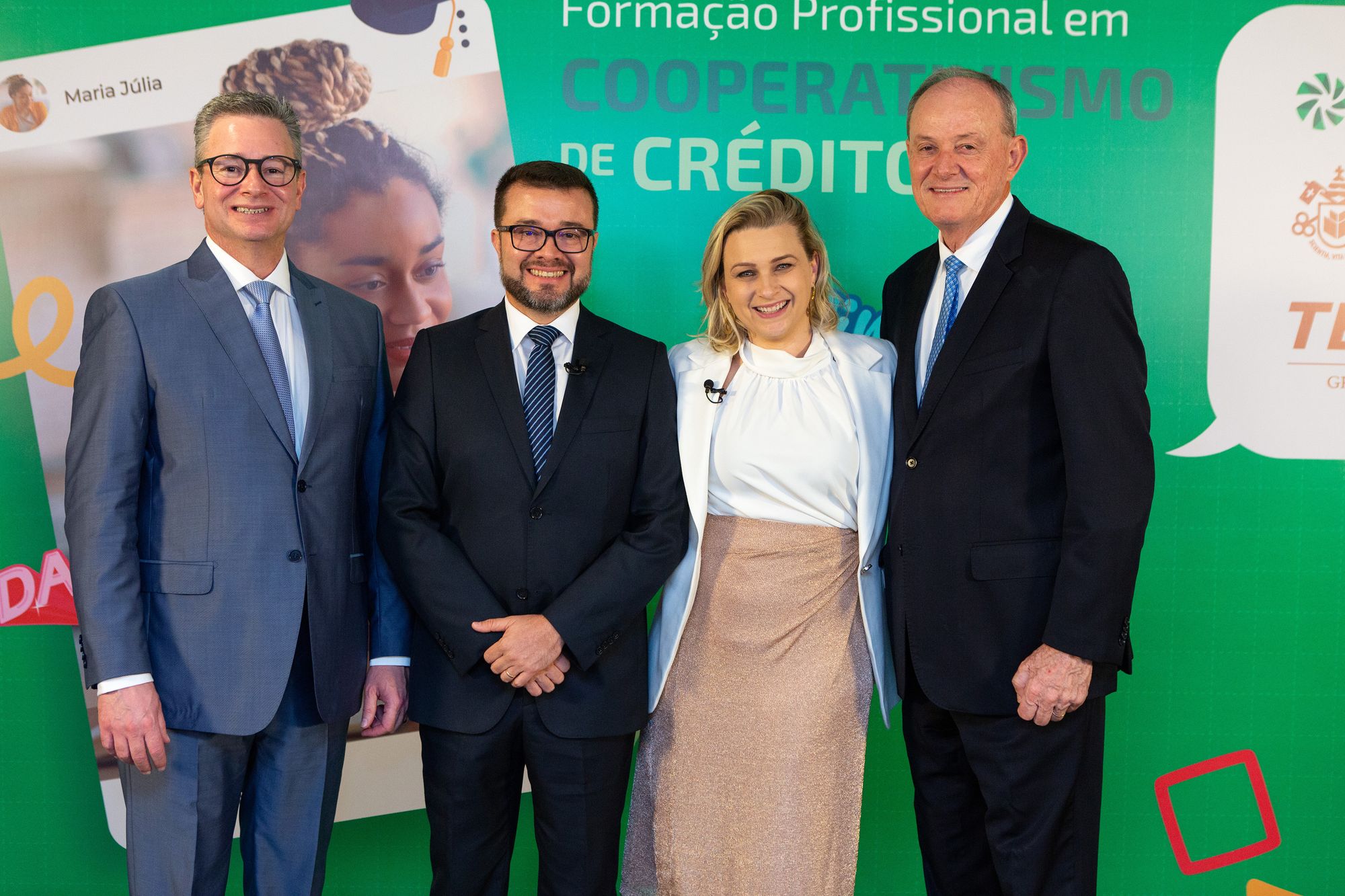 Formação profissional em cooperativismo de crédito qualifica jovens para mercado de trabalho em pleno crescimento