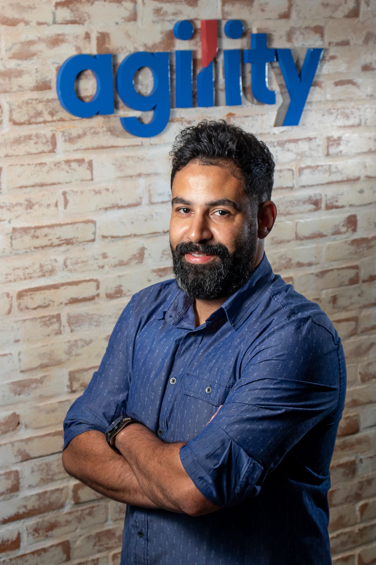 Homem em frente a parede azul

Descrição gerada automaticamente