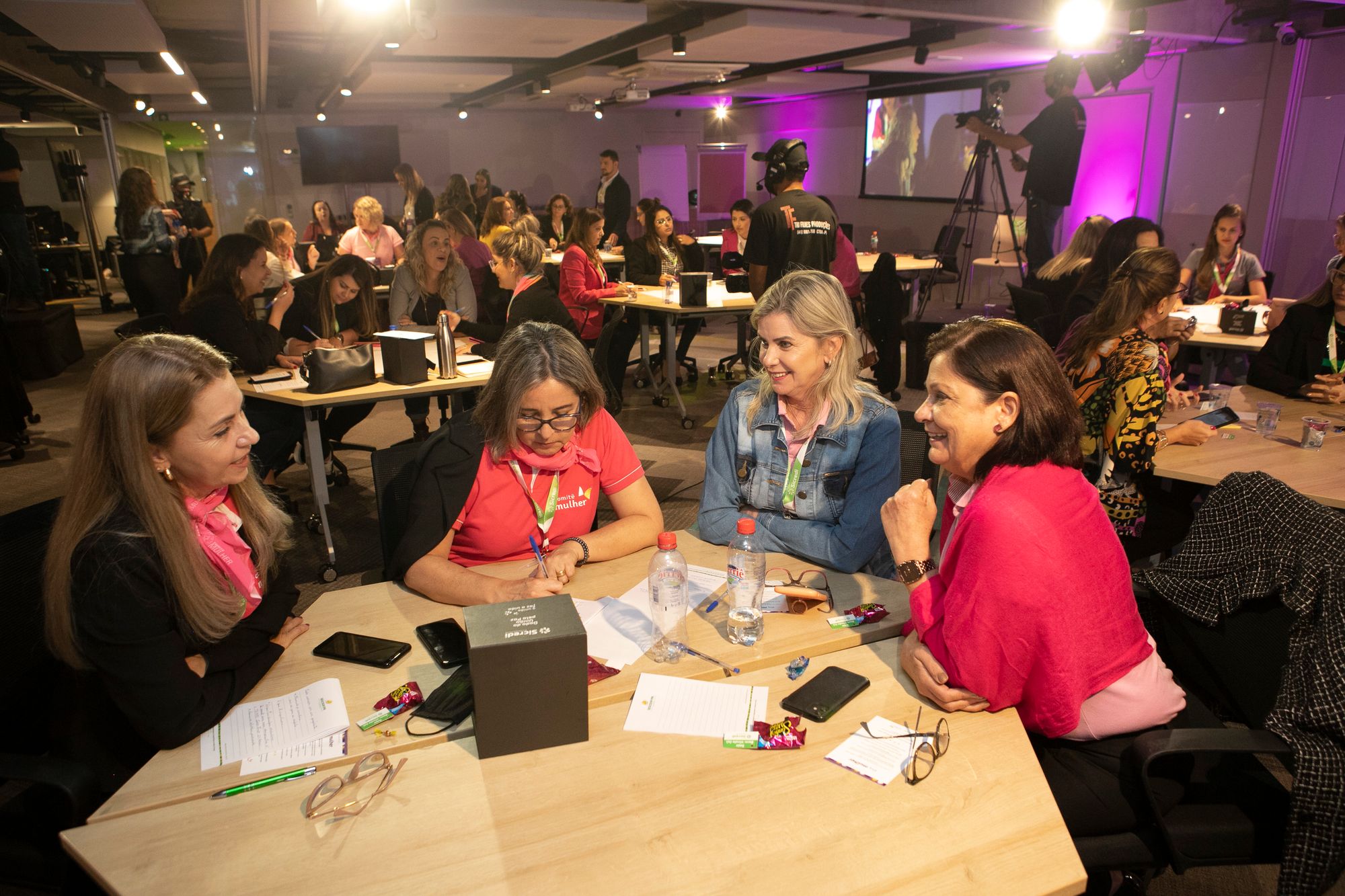 Inspirados pela força da natureza, jovens e mulheres do Sicredi refletem sobre liderança em Foz do Iguaçu (PR)