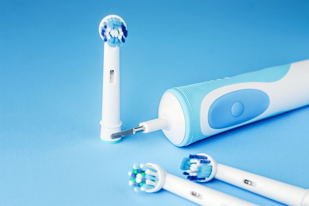 Elétrica ou manual? Descubra a diferença entre as escovas de dente